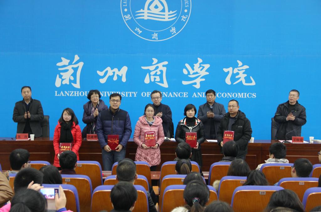 与会领导为受表彰学员颁发荣誉证书